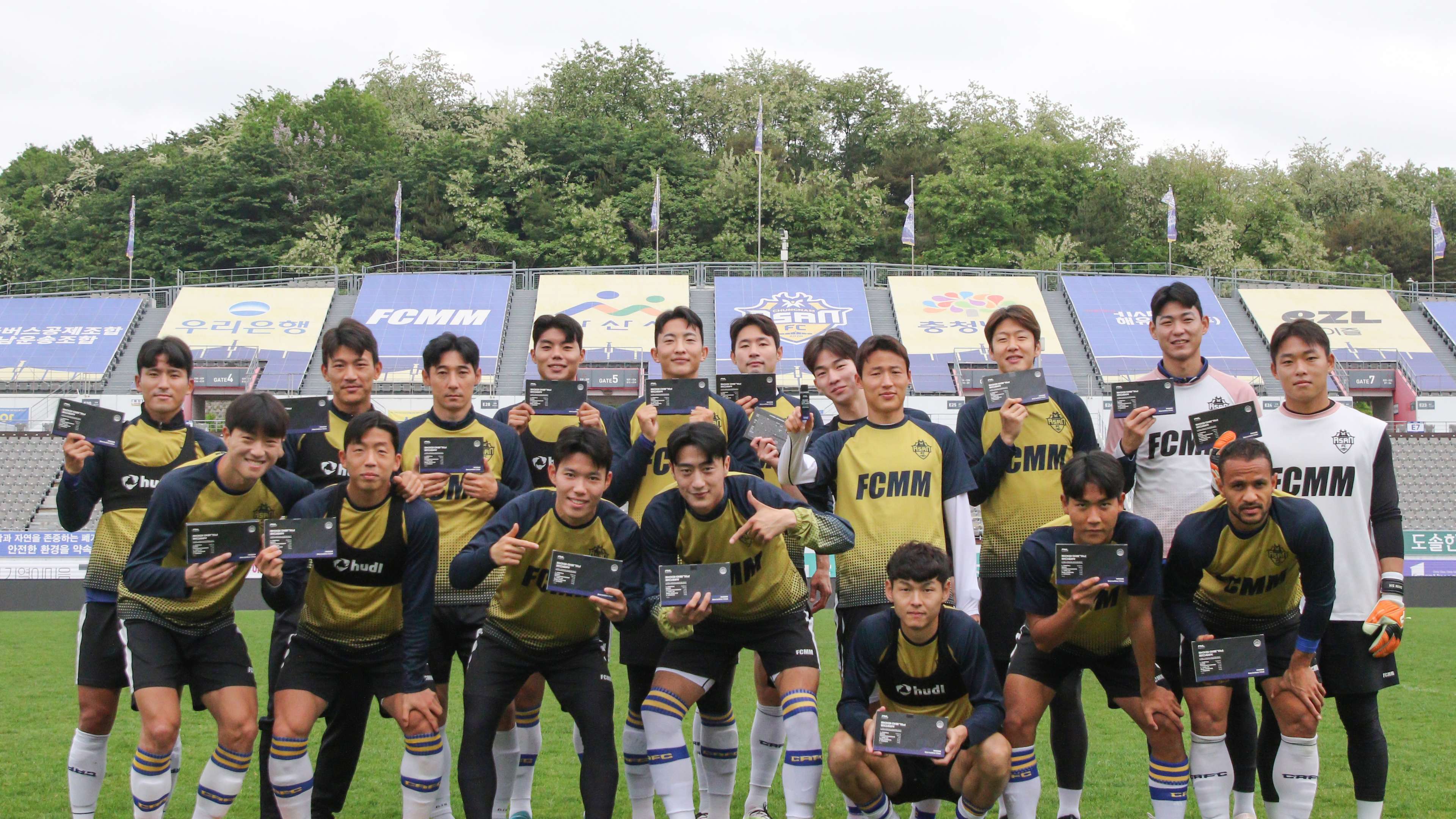 라이프원의 '하이퍼 아르기닌 몬스터샷' 제품과 함께 단체사진을 찍은 충남아산 선수단